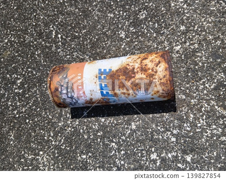 Rusty empty cans from the Showa era Rusty empty cans from the Showa era 139827854