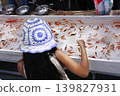 夏季節慶的一大樂趣就是抓金魚。 139827931
