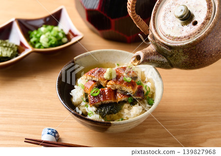 Pour the broth over the eel rice bowl. Pour the broth over the eel rice bowl. 139827968