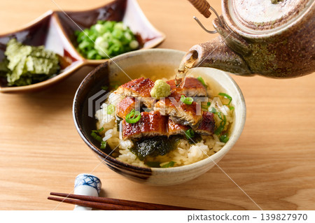 將湯汁淋在鰻魚飯上。 將湯汁淋在鰻魚飯上。 139827970