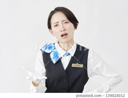 女性員工，接待員/公車導遊，生氣，白色背景。 139828012