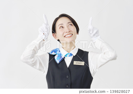 女性工作人員向上指著；接待員/公車導覽；白色背景。 139828027