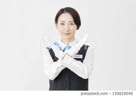 女員工，接待員/巴士導遊，在白色背景前用雙臂比出“X”形。 139828040