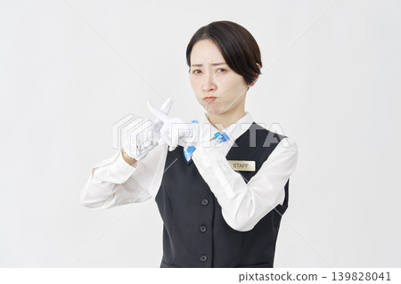 女員工，接待員/巴士導遊，在白色背景前用雙臂比出“X”形。 139828041