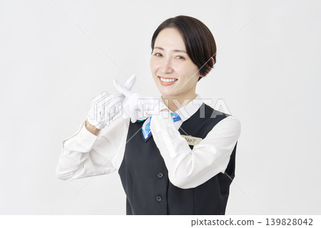女員工，接待員/巴士導遊，在白色背景前用雙臂比出“X”形。 139828042