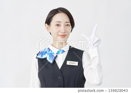 女性員工，接待員/公車導遊，結帳牌，白色背景。 139828043