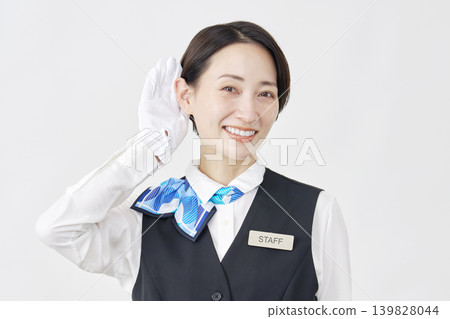 女性員工，接待員/公車導遊，聆聽手勢，白色背景。 139828044