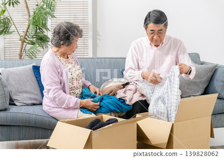 Senior couples, end-of-life planning, decluttering Senior couples, end-of-life planning, decluttering 139828062