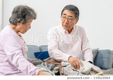 老年夫婦、安寧療護計畫、整理物品 139828064
