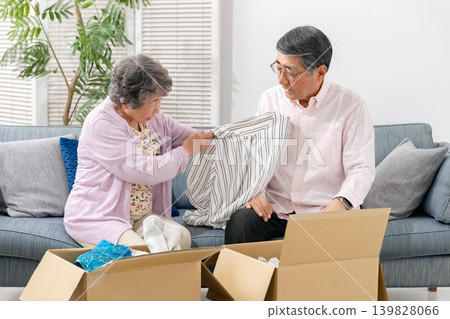 老年夫婦、安寧療護計畫、整理物品 139828066