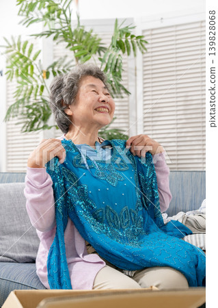 Senior couples, end-of-life planning, decluttering Senior couples, end-of-life planning, decluttering 139828068