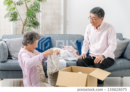 老年夫婦、安寧療護計畫、整理物品 139828075