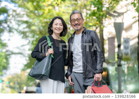 Couple shopping Couple shopping 139828166