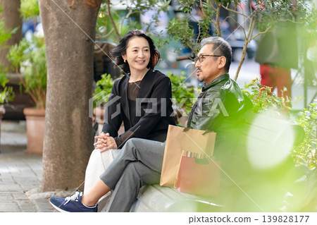 一對情侶在長椅上購物 139828177