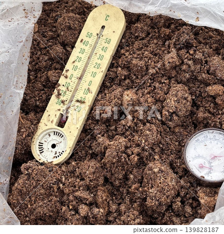 fermented fertilizer made from mushroom-extracting substrate fermented fertilizer made from mushroom-extracting substrate 139828187