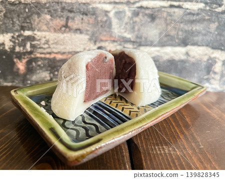 這是鹽豆大福的橫切面圖,鹽豆大福是一種日本點心。它是由略帶鹹味的豆沙和甜豆沙餡包裹在糯米團子裡製成。 這是鹽豆大福的橫切面圖,鹽豆大福是一種日本點心。它是由略帶鹹味的豆沙和甜豆沙餡包裹在糯米團子裡製成。 139828345