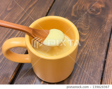 一杯盛滿黃色玉米湯或地瓜濃湯的杯子。 一杯盛滿黃色玉米湯或地瓜濃湯的杯子。 139828367