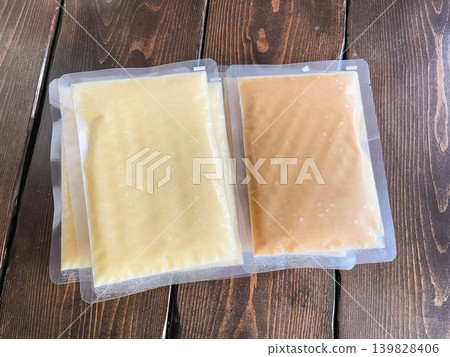 透明小袋玉米湯或地瓜濃湯。冷凍湯。 透明小袋玉米湯或地瓜濃湯。冷凍湯。 139828406