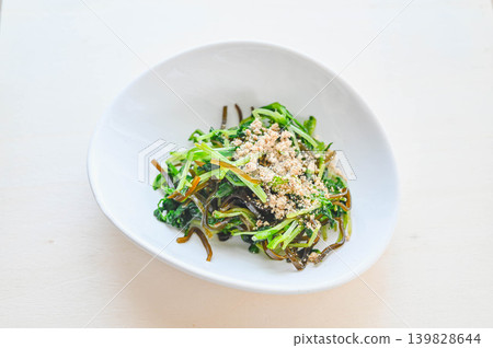 豌豆苗和鹹海帶沙拉,撒上芝麻粉。 豌豆苗和鹹海帶沙拉,撒上芝麻粉。 139828644