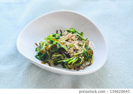 豌豆苗和鹹海帶沙拉,撒上芝麻粉。 豌豆苗和鹹海帶沙拉,撒上芝麻粉。 139828645