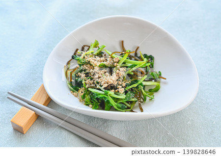 豌豆苗和鹹海帶沙拉,撒上芝麻粉。 豌豆苗和鹹海帶沙拉,撒上芝麻粉。 139828646