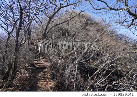 攀登澀川市水澤岳。從石佛禦晴山到山頂的山脊步道景色;山頂就在正前方。 2026年1月9日。 攀登澀川市水澤岳。從石佛禦晴山到山頂的山脊步道景色;山頂就在正前方。 2026年1月9日。 139829141