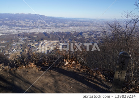 攀登澀川市水澤岳。從水澤嶽山頂下山。在觀景台的石佛像上眺望赤城山。 2026年1月9日 攀登澀川市水澤岳。從水澤嶽山頂下山。在觀景台的石佛像上眺望赤城山。 2026年1月9日 139829234