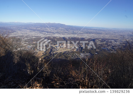 攀登澀川市水澤岳。從水澤嶽山頂下山。在觀景台的石佛像上眺望赤城山。 2026年1月9日 攀登澀川市水澤岳。從水澤嶽山頂下山。在觀景台的石佛像上眺望赤城山。 2026年1月9日 139829236