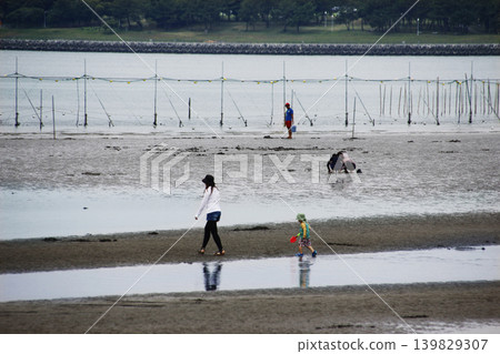 Go clam digging with Mom for a fun day out. Go clam digging with Mom for a fun day out. 139829307