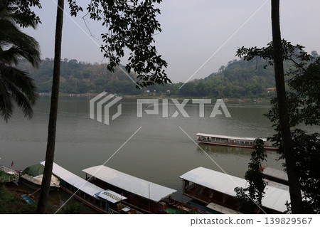 湄公河渡輪碼頭 [寮國瑯勃拉邦] 139829567