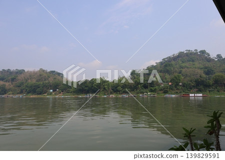 從湄公河渡輪上看到的景色 [寮國瑯勃拉邦] 139829591