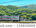 日本的火車在藍天和翠綠山巒的映襯下疾馳而過。 139830008