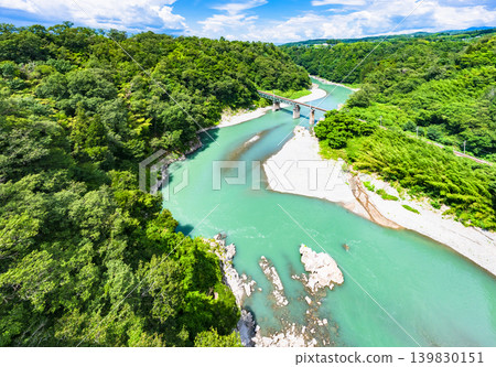The Iida Line railway bridge over Tenryukyo Gorge and the Tenryu River [A scenic spot on the Tenryu River in Iida City, Nagano Prefecture] 139830151