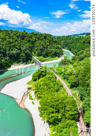 The Iida Line railway bridge over Tenryukyo Gorge and the Tenryu River [A scenic spot on the Tenryu River in Iida City, Nagano Prefecture] 139830154