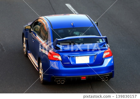 藍色日本運動轎車 藍色日本運動轎車 139830157