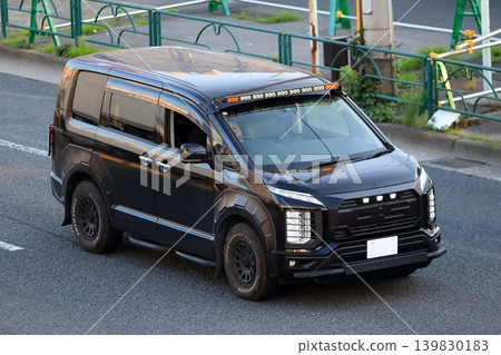全方位駕駛中的小型貨車 全方位駕駛中的小型貨車 139830183