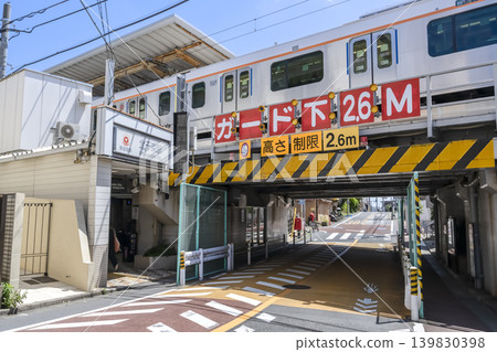 東急大井町線列車停靠在北立塚站,可以欣賞高架軌道下的景色。 東急大井町線列車停靠在北立塚站,可以欣賞高架軌道下的景色。 139830398