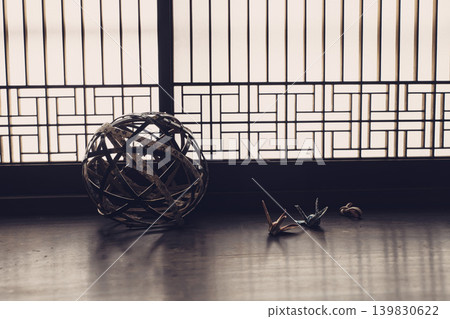 展品包括裝飾球和小型摺紙鶴,背景是傳統的日式障子門。 展品包括裝飾球和小型摺紙鶴,背景是傳統的日式障子門。 139830622
