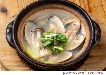 Clam broth steamed dish: A Japanese-style steamed dish that brings out the delicious flavor of clams. 139830997