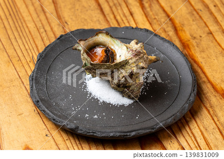 烤海螺（附殼）：海鮮用木炭烤至完美，空氣中瀰漫著海洋的氣息。 139831009