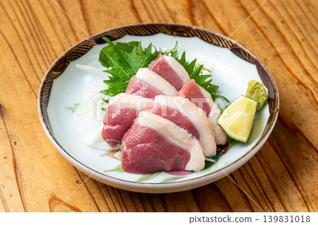 河內鴨刺身:以新鮮鴨肉為特色的創意日式料理。 河內鴨刺身:以新鮮鴨肉為特色的創意日式料理。 139831018