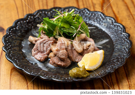 河內鴨炙烤:一道創意十足的日本料理,以香氣撲鼻的炙烤鴨肉為特色。 河內鴨炙烤:一道創意十足的日本料理,以香氣撲鼻的炙烤鴨肉為特色。 139831023