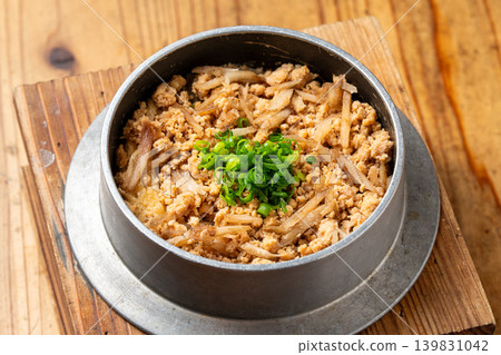 Chicken mince and burdock root rice cooked in a pot: A fragrant mixed rice dish Chicken mince and burdock root rice cooked in a pot: A fragrant mixed rice dish 139831042
