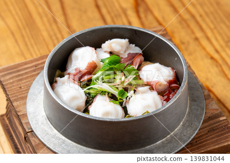 章魚釜飯（用章魚煮的米飯）：用美味的章魚烹調的海鮮米飯。 139831044