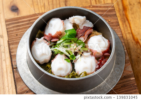 章魚釜飯(用章魚煮的米飯):用美味的章魚烹調的海鮮米飯。 章魚釜飯(用章魚煮的米飯):用美味的章魚烹調的海鮮米飯。 139831045