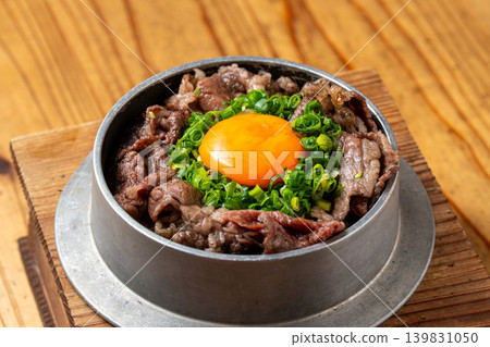 炙烤和牛壽喜燒釜飯:一道選用優質和牛的奢華米飯料理。 炙烤和牛壽喜燒釜飯:一道選用優質和牛的奢華米飯料理。 139831050