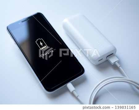 智慧型手機連接到行動電源進行充電(螢幕設計為原廠)。 智慧型手機連接到行動電源進行充電(螢幕設計為原廠)。 139831165