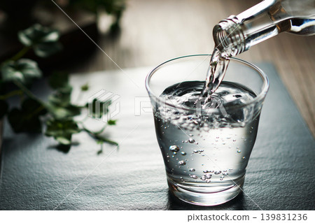 將礦泉水倒入玻璃杯中 139831236