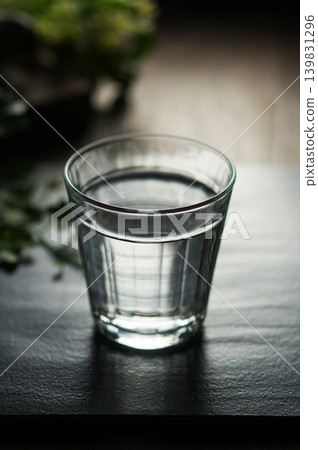 礦泉水倒入玻璃杯中 礦泉水倒入玻璃杯中 139831296