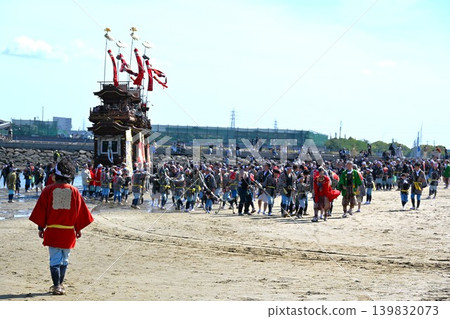The procession of the floats at the Kamezaki Shiohi Festival in Aichi Prefecture 139832073